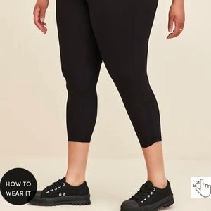 🆕 Torrid plus size 1 1x black‎ ruched side crop leggings stretch pants